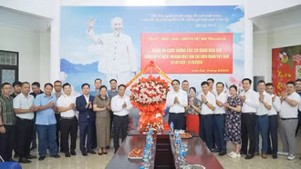 Bí thư Tỉnh ủy, Chủ tịch UBND tỉnh Trịnh Xuân Trường thăm, chúc mừng các cơ quan báo chí nhân kỷ niệm 100 năm ngày Báo chí cách mạng Việt Nam