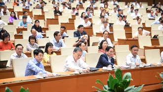 Các đại biểu bấm nút thông qua Nghị quyết của Quốc hội sửa đổi, bổ sung một số điều của Hiến pháp năm 2013 bằng hình thức biểu quyết điện tử.
