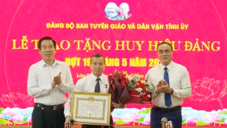  Đảng bộ Ban Tuyên giáo và Dân vận Tỉnh ủy: Trao tặng Huy hiệu 40 năm tuổi Đảng cho đảng viên