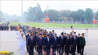 [Ảnh] Các đại biểu Quốc hội đặt vòng hoa và vào Lăng viếng Chủ tịch Hồ Chí Minh