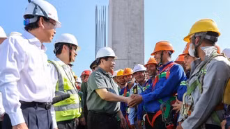 Chăm lo, hỗ trợ người lao động làm việc trên công trường trong dịp Tết Nguyên đán Ất Tỵ năm 2025