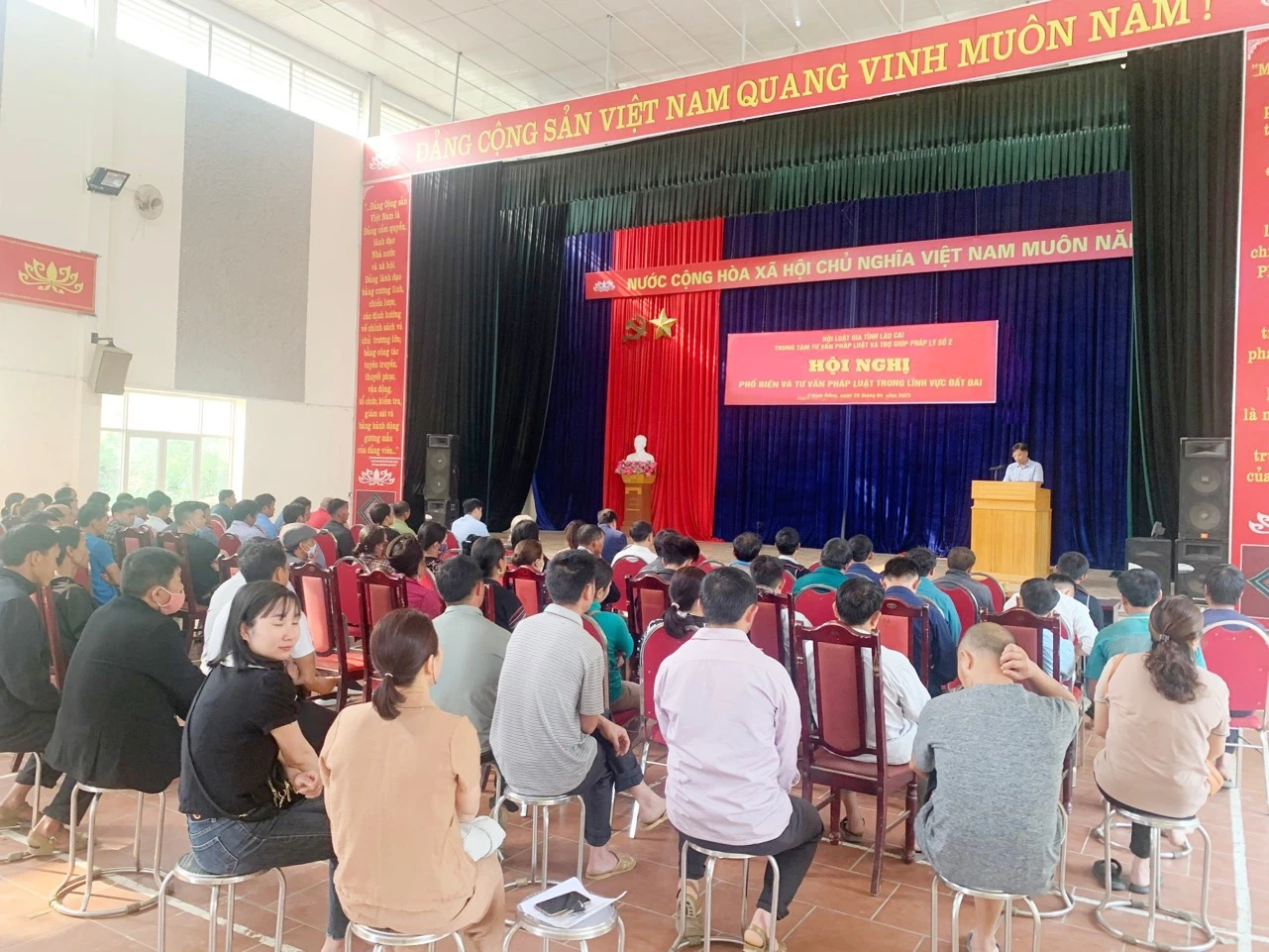 Đông đảo người dân tham gia chương trình tư vấn pháp luật và hỗ trợ pháp lý miễn phí do Hội Luật gia tỉnh tổ chức.jpg