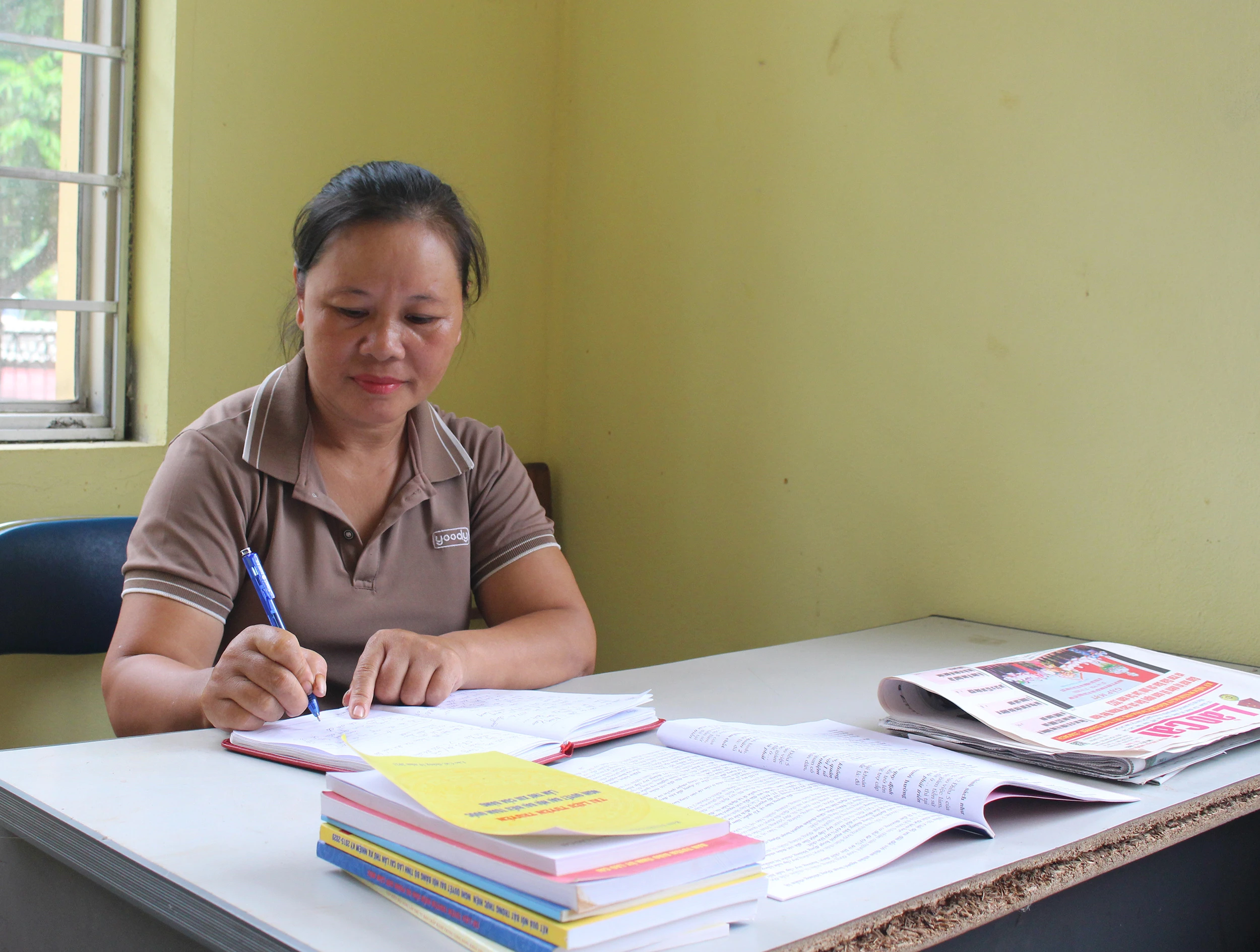 Nhờ tham gia các lớp tập huấn công tác Đảng, chị Lương Thị Cúc, bí thư chi bộ thôn Én 1, xã Võ Lao đã nắm vững được cách thức tổ chức một buổi sinh hoạt chi bộ định kỳ.JPG
