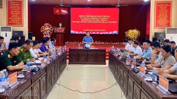 Đồng chí Trưởng Ban Tổ chức Tỉnh ủy Phạm Toàn Thắng làm việc với Đảng bộ xã Cảm Nhân