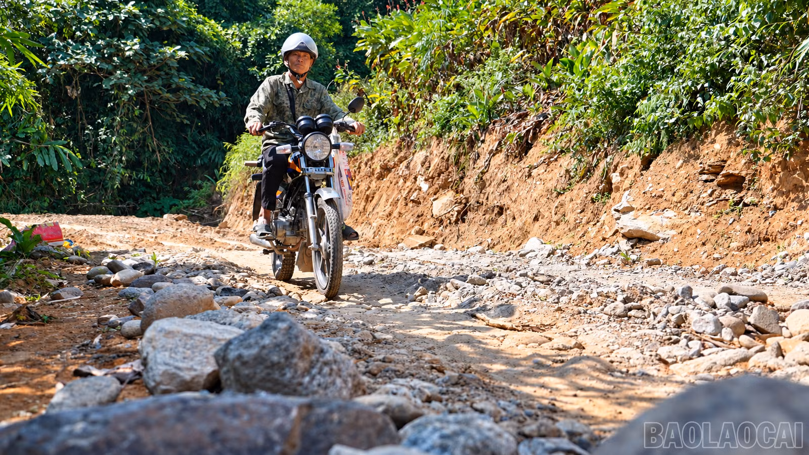 baolaocai-br_tuyen-duong-noi-thon-po-ha-voi-san-lung.png
