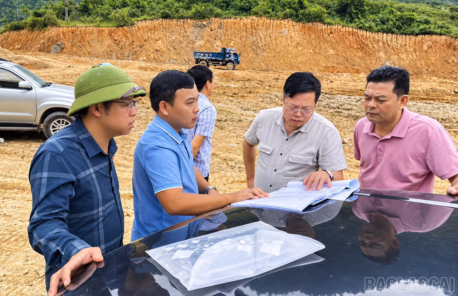 baolaocai-br_ong-hung-chu-tich-xa-dung-thu-hai-tu-phai-qua.png