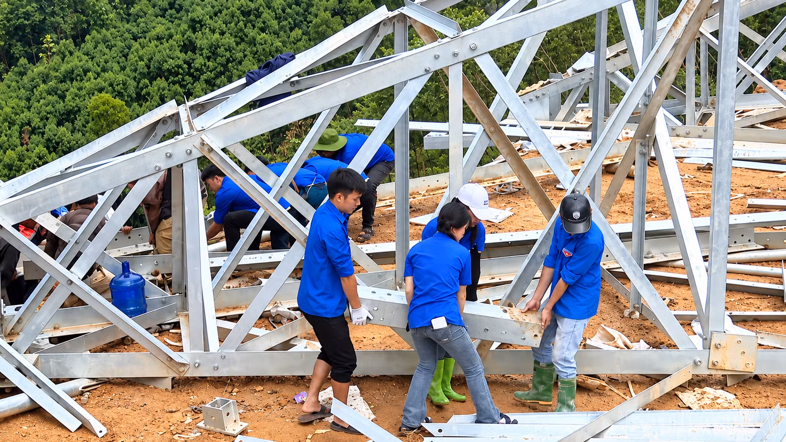 baolaocai-br_thanh-nien-tren-cong-truong-xay-dung-duong-day-500kv-lao-cai.png