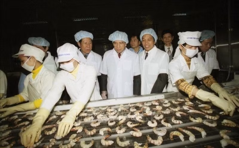 Tổng Bí thư Nông Đức Mạnh thăm Công ty xuất khẩu Thủy sản tỉnh Thanh Hóa.