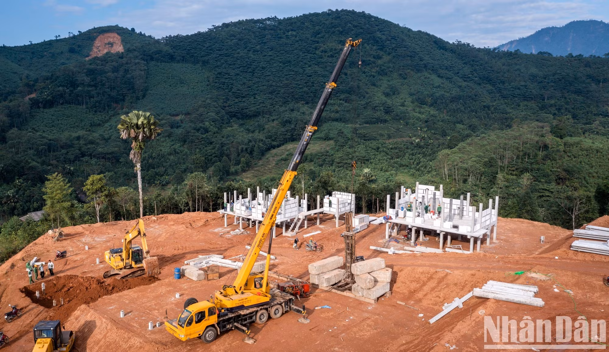 Máy móc hoạt động ngày đêm để ép cọc, tạo móng trên công trường dựng xây thôn Làng Nủ mới.
