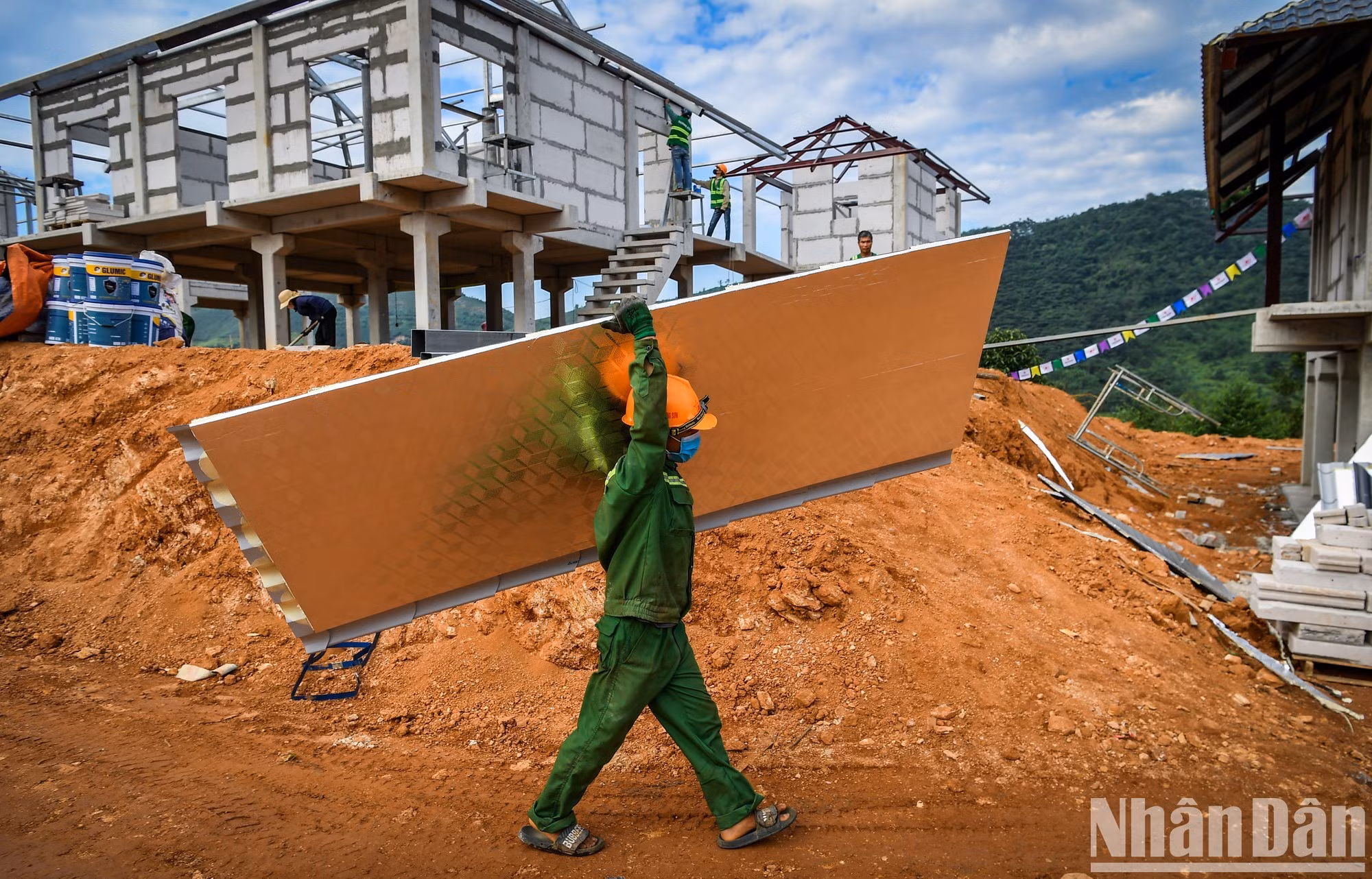 Nhìn những căn nhà mới dần hình thành, tất cả đều thêm quyết tâm, thêm sức mạnh để làm việc.