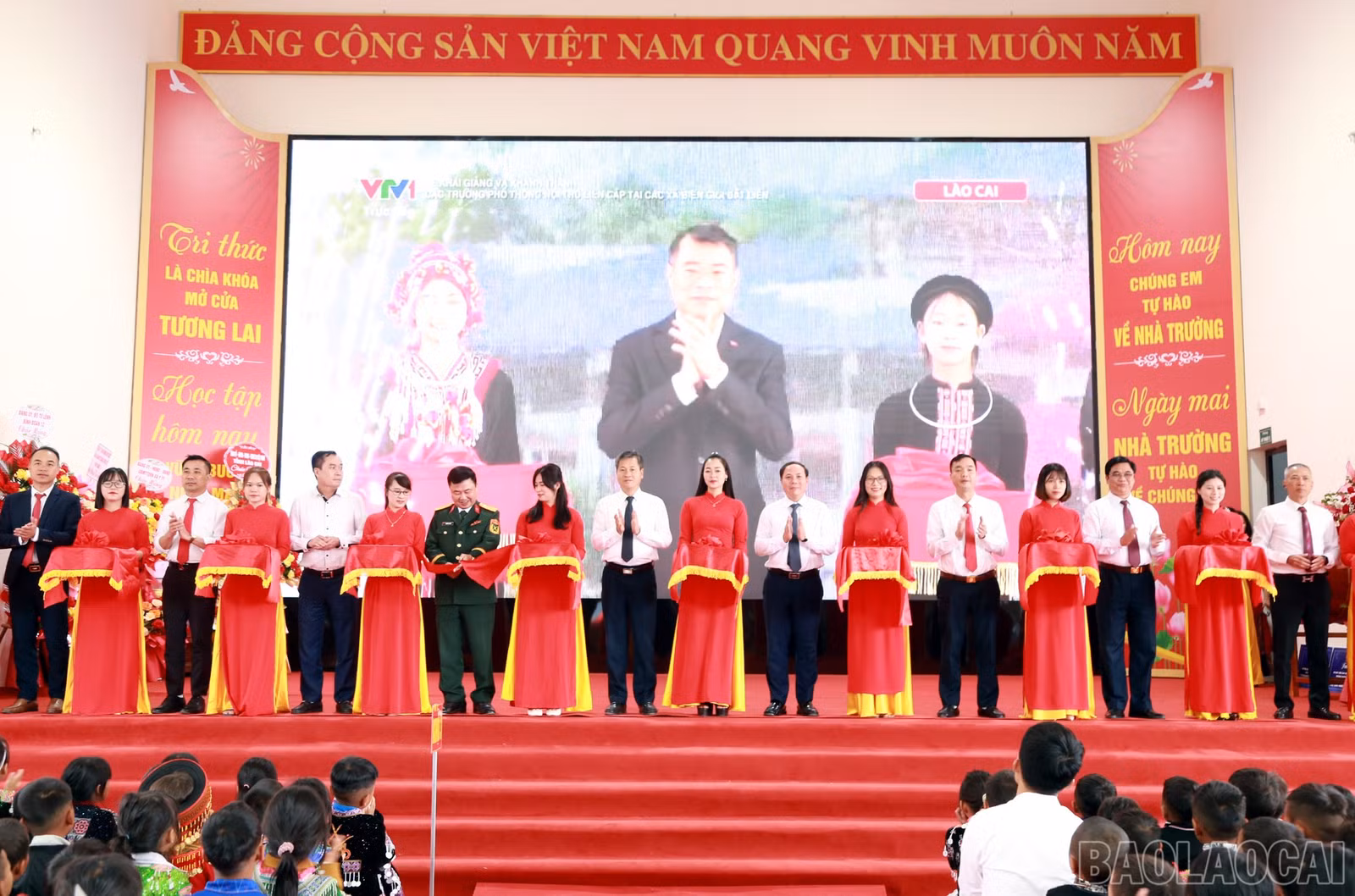 Các đại biểu cắt băng khánh thành Trường Phổ thông nội trú Tiểu học và THCS Y Tý.