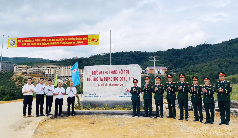 Binh đoàn 12 tặng biển đá cẩm thạch khắc tên trường.
