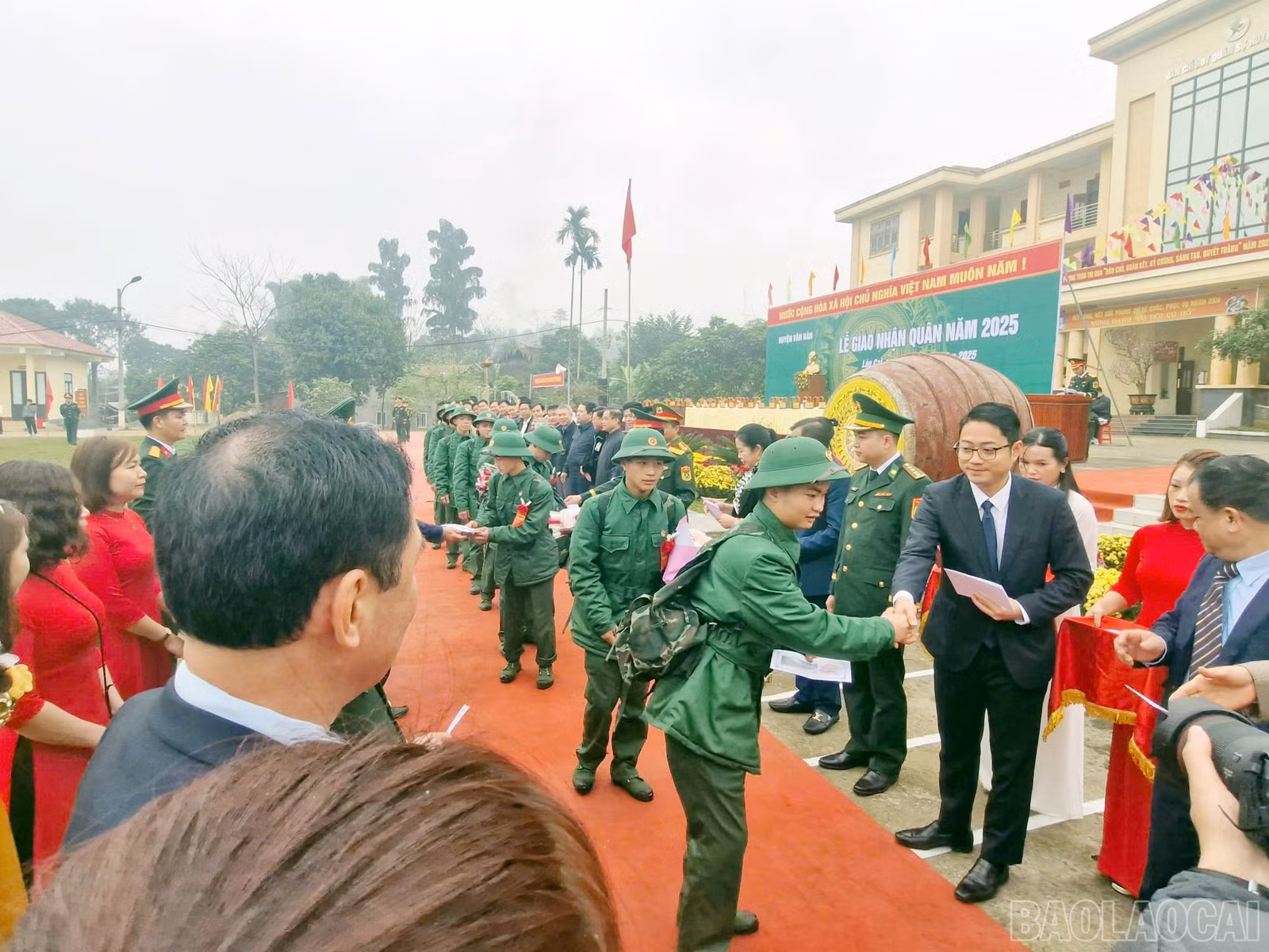 Các đại biểu tặng hoa và quà chia tay các tân binh lên đường làm nhiệm vụ bảo vệ Tổ quốc.