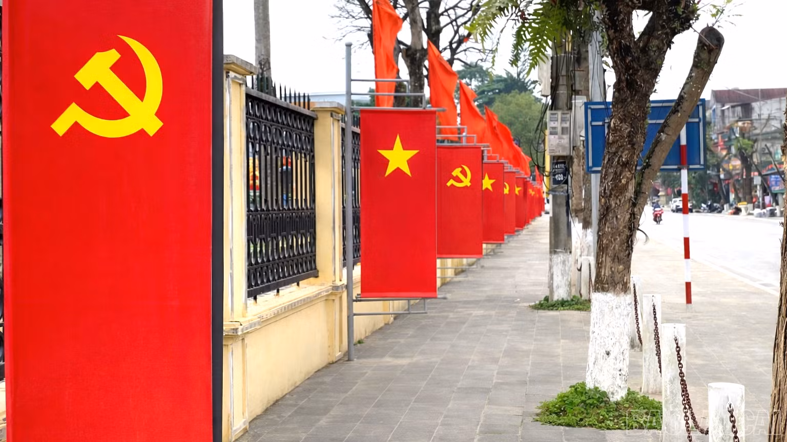 baolaocai-br_anh-3-cac-truc-duong-chinh-tren-dia-ban-phuong-yen-bai-duoc-trang-hoang-co-hoa-ruc-ro-tao-khong-khi-phan-khoi-huong-ve-ngay-bau-cu.png