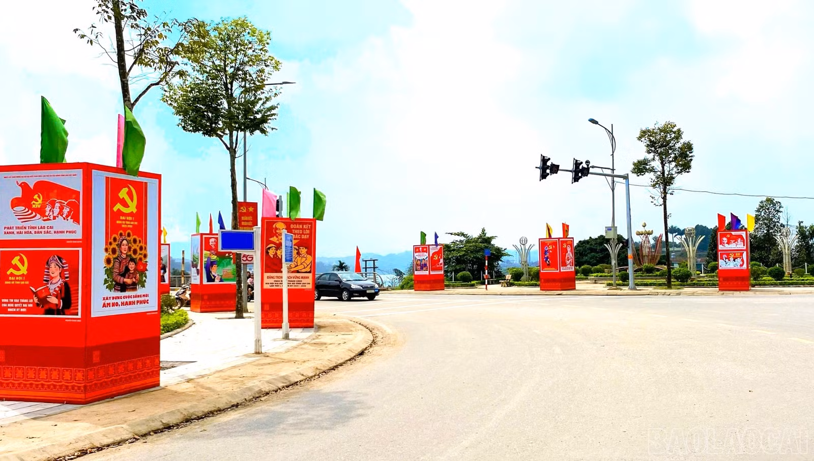 baolaocai-br_anh-4-cac-truc-duong-chinh-tren-dia-ban-phuong-yen-bai-duoc-trang-hoang-co-hoa-ruc-ro-tao-khong-khi-phan-khoi-huong-ve-ngay-bau-cu.jpg