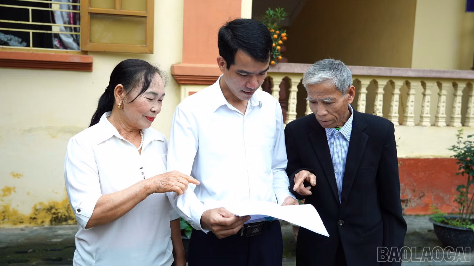 baolaocai-br_anh-5-cu-tri-xa-viet-hong-tim-hieu-thong-tin-ve-danh-sach-tieu-su-cac-ung-cu-vien-duoc-niem-yet-tai-nha-van-hoa-thon.jpg