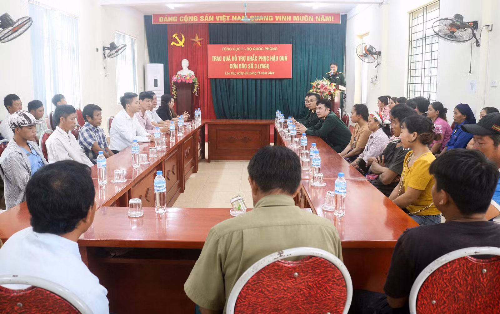 quang-canh-buoi-trao-qua.jpg