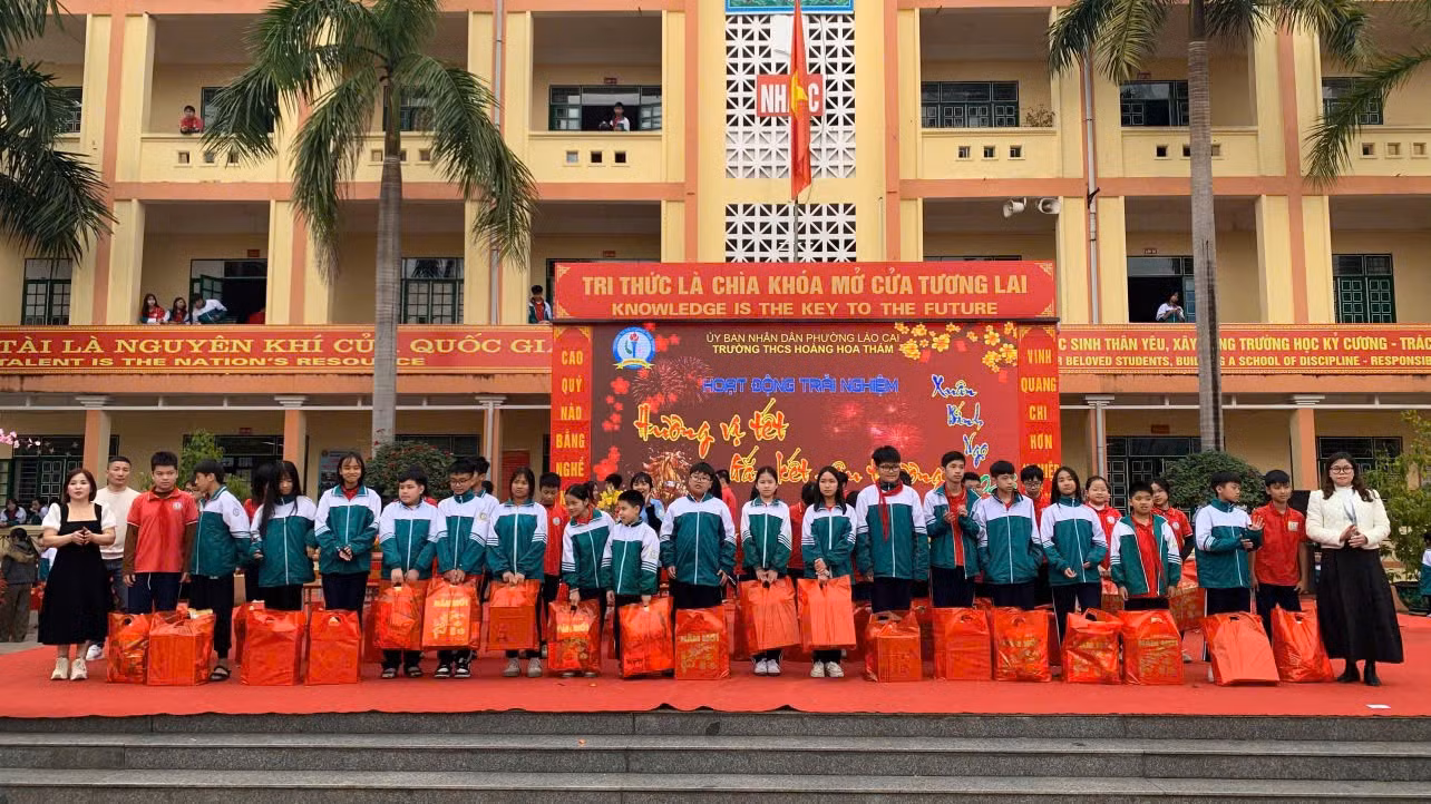 anh-3-nha-truong-tang-20-xuat-qua-cho-hoc-sinh.jpg