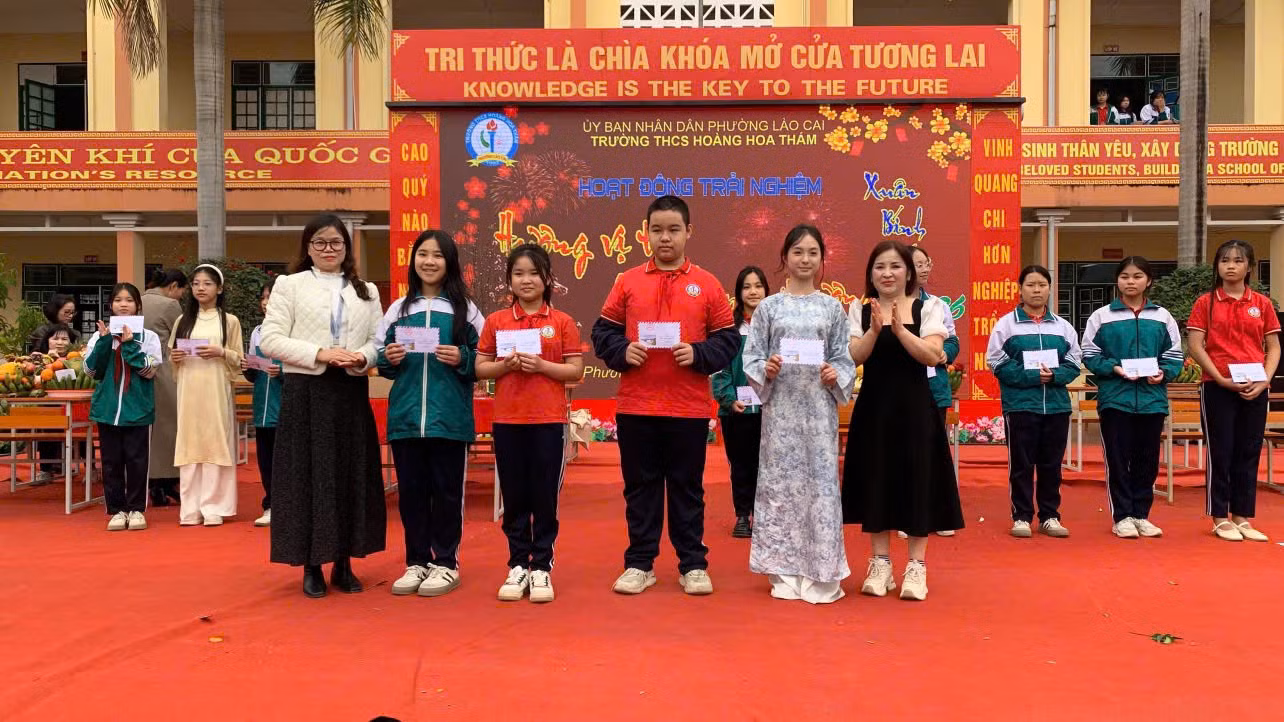anh-11-trao-giai-cho-cac-tap-the-dat-giai-nhat-cuoc-thi-bay-mam-ngu-qua.jpg
