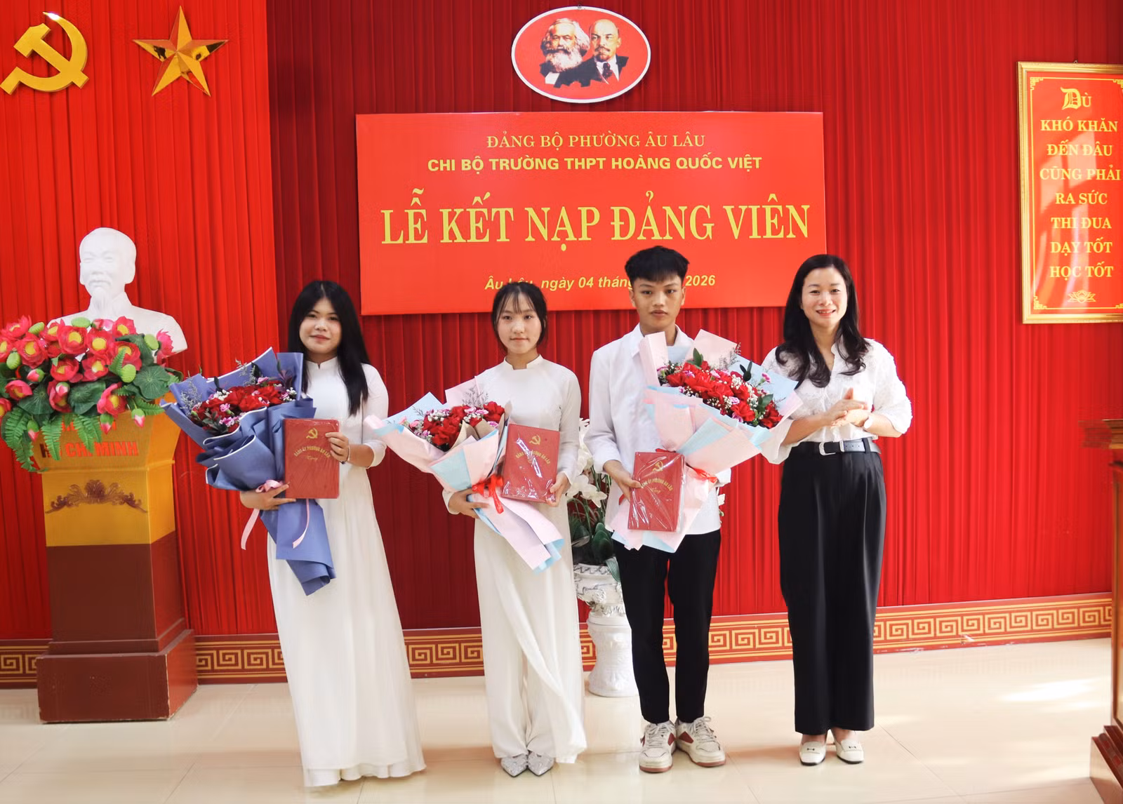 dai-dien-dang-uy-phuong-au-lau-tang-hoa-chuc-mung-anh-thanh-nghi-1.jpg