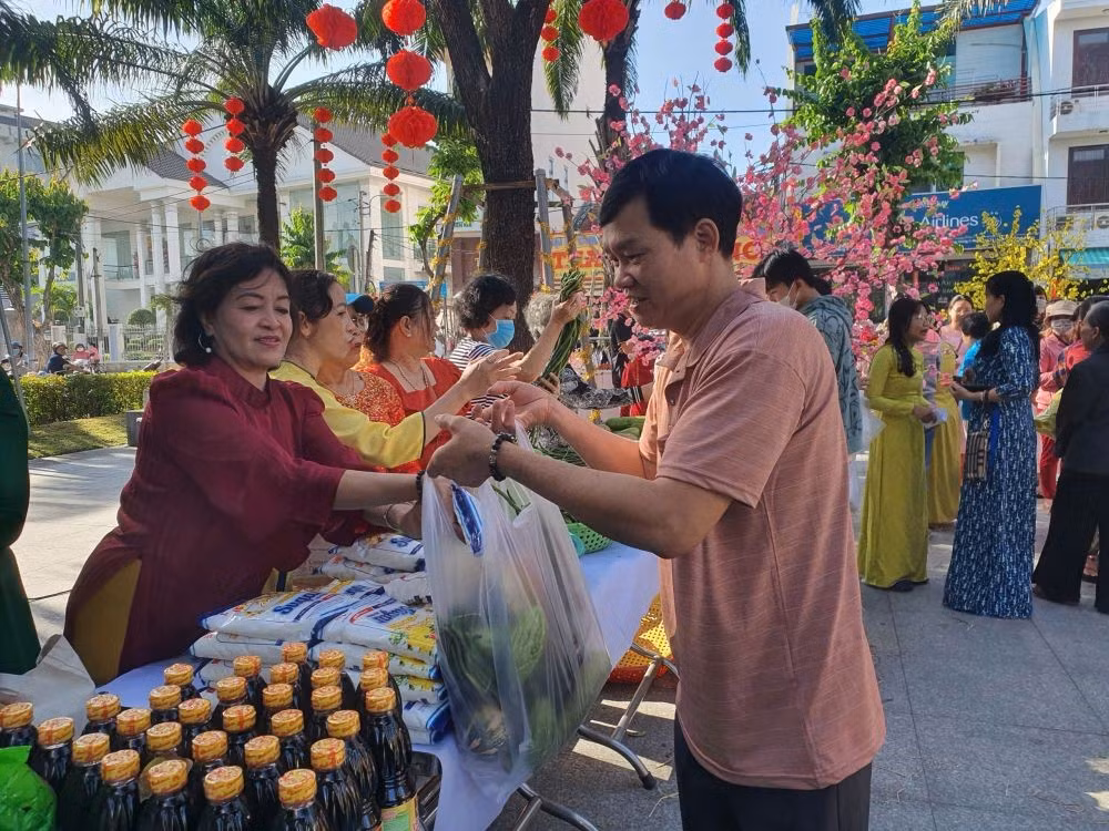 Hội Phụ nữ phường Phú Cường với hoạt động từ thiện mùa lễ hội.