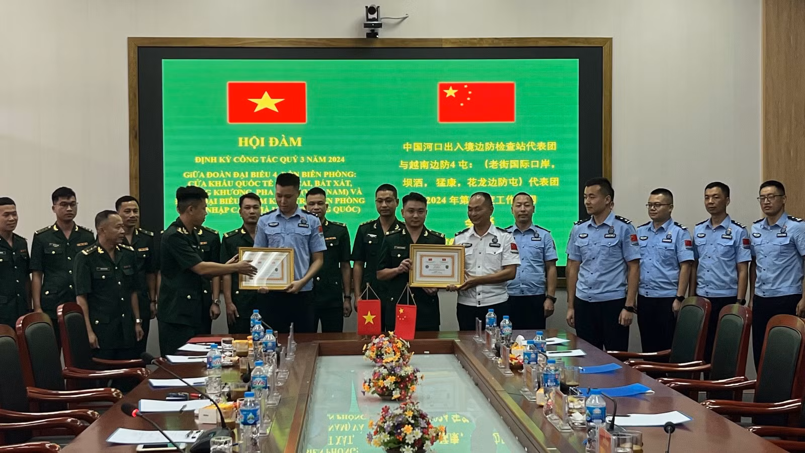 truong-doan-dai-bieu-hai-ben-trao-bang-chung-nhan-su-gia-huu-nghi-2125.jpg
