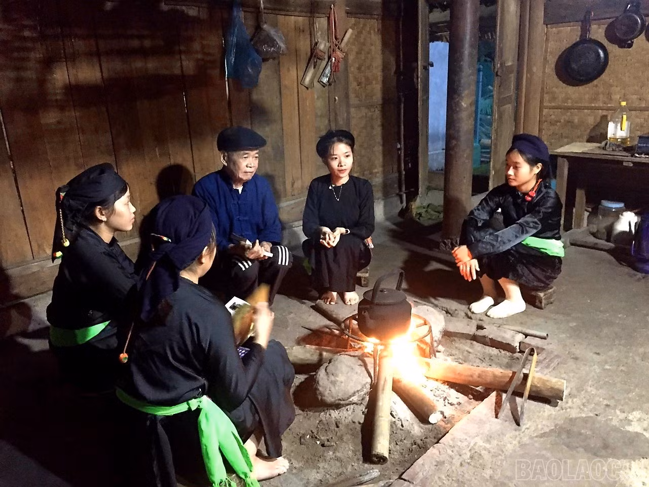 baolaocai-br_ben-bep-lua-nhung-nguoi-gia-van-ke-cho-con-chau-nghe-ve-ban-lang-ve-dong-ho-ve-phong-tuc-tap-quan.jpg