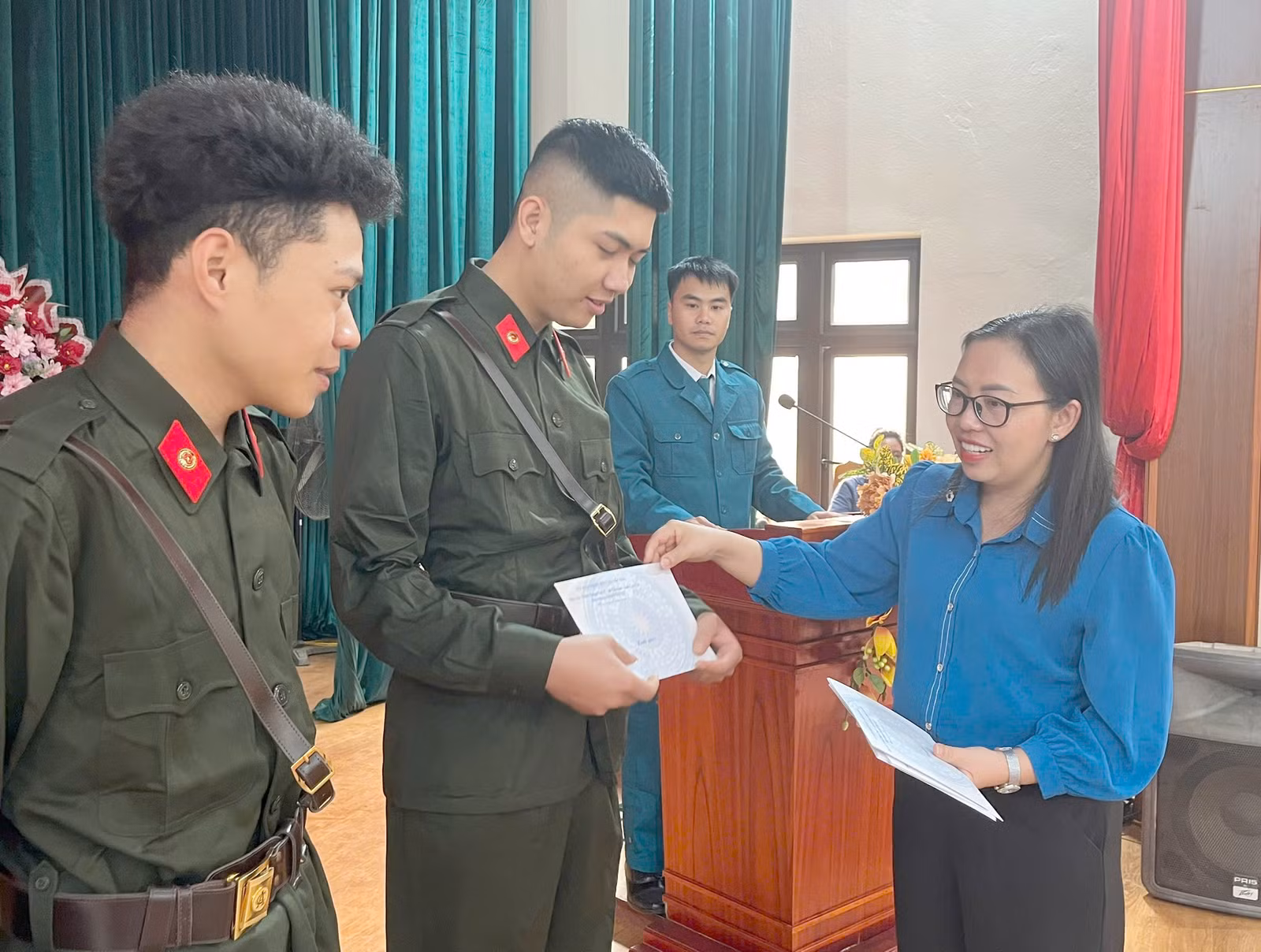 dong-chi-giang-thi-mai-pho-bi-thu-thuong-truc-dang-uy-tang-qua-tan-binh.jpg