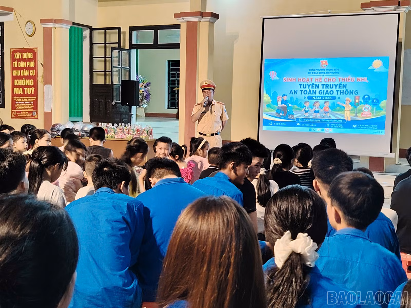baolaocai-br_dai-uy-bui-duc-thanh-can-bo-doi-canh-sat-giao-thong-duong-bo-so-4-phong-canh-sat-giao-thong-cong-an-tinh-lao-cai-tuyen-truyen-cac-quy-dinh-cua-luat-trat-tu-an-toan-giao-thong-duong-bo.jpg
