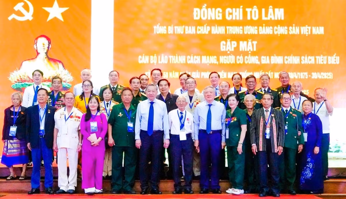 Tổng Bí thư Tô Lâm chụp ảnh lưu niệm với các đại biểu trong buổi gặp mặt