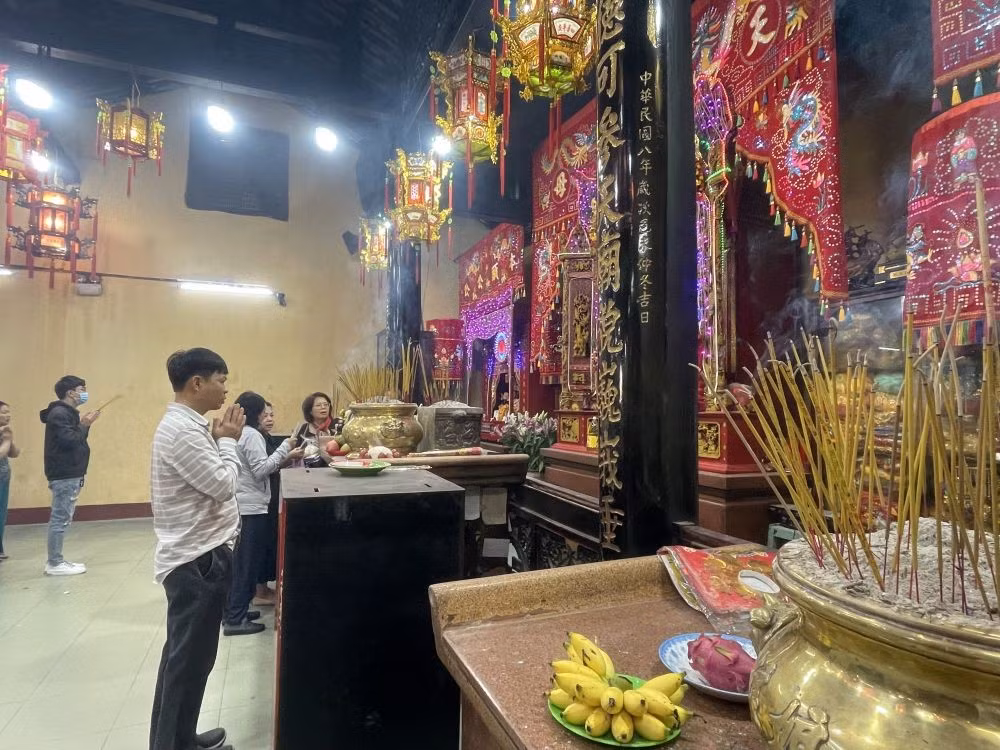 Du khách đến viếng tại miếu Bà Thiên Hậu phường Phú Cường