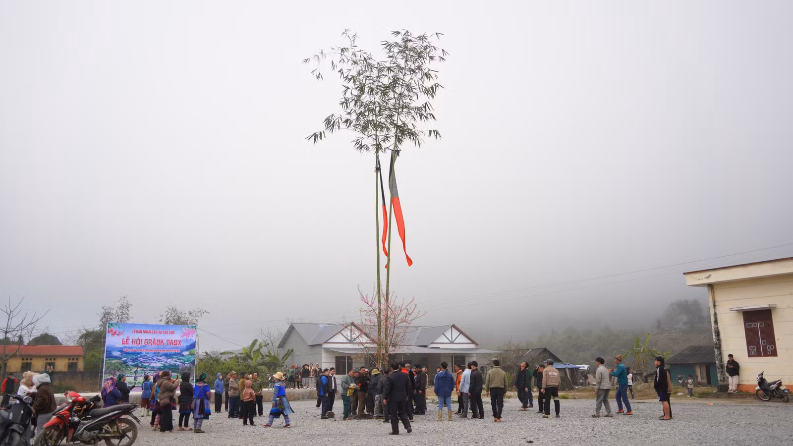 cay-neu-duoc-dung-xong-cho-ngay-khai-mac-le-hoi.jpg