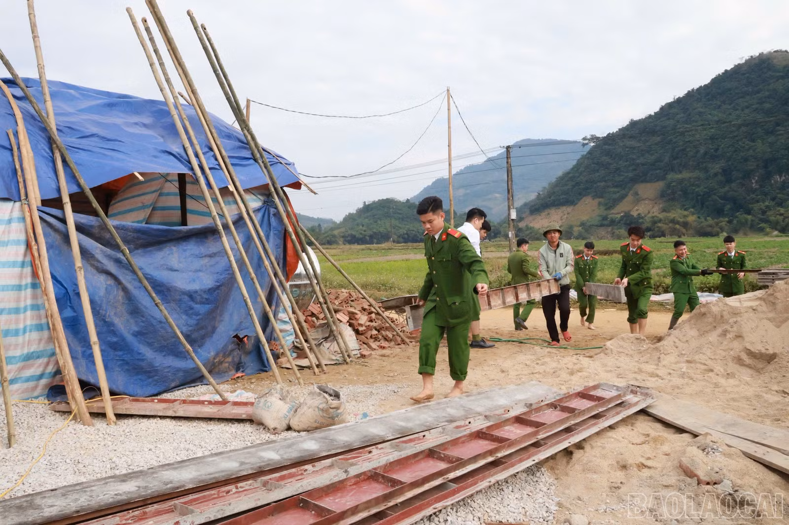 baolaocai-br_phan-trai-tam-giam-van-ban-giup-cac-ho-dan-khuan-vac-vat-lieu-xay-dung-de-kip-tien-do-thi-cong.jpg