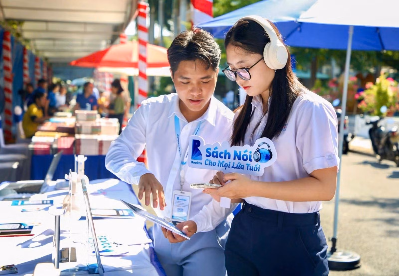 Các thế hệ bạn đọc, nhất là bạn đọc trẻ giờ đây có rất nhiều phương tiện, lựa chọn để tiếp cận tri thức, thông tin khác nhau.