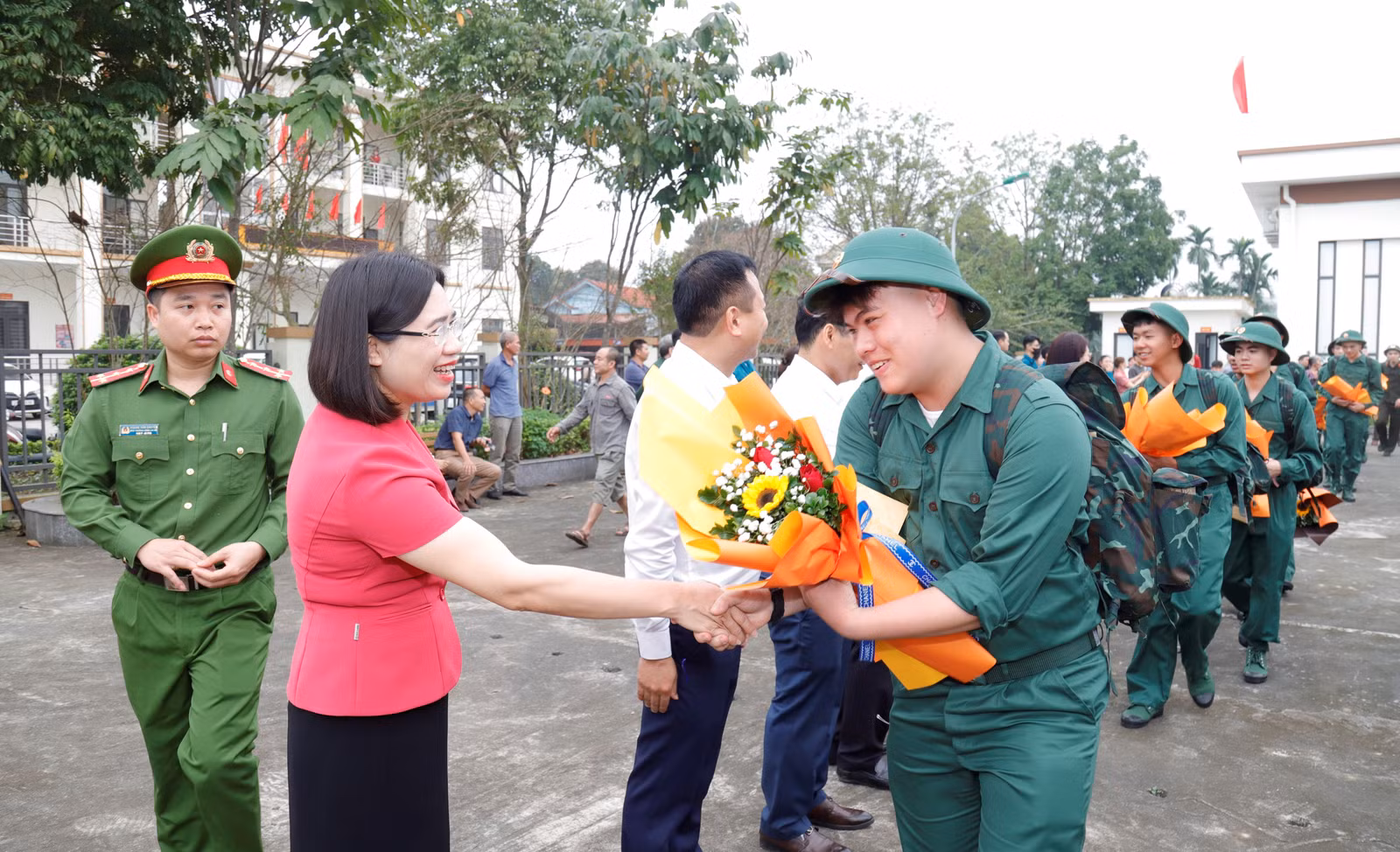 lanh-dao-phuong-au-lau-dong-vien-cac-tan-binh-len-duong-thuc-hien-nghia-vu-cong-dan-anh-thanh-nghi-1.jpg