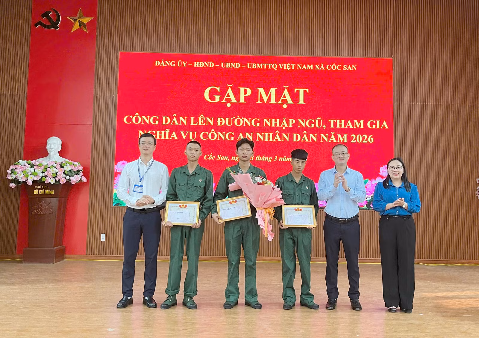 lanh-dao-xa-coc-san-trao-giay-khen-cho-3-tan-binh-viet-don-len-duong-nhap-ngu.jpg
