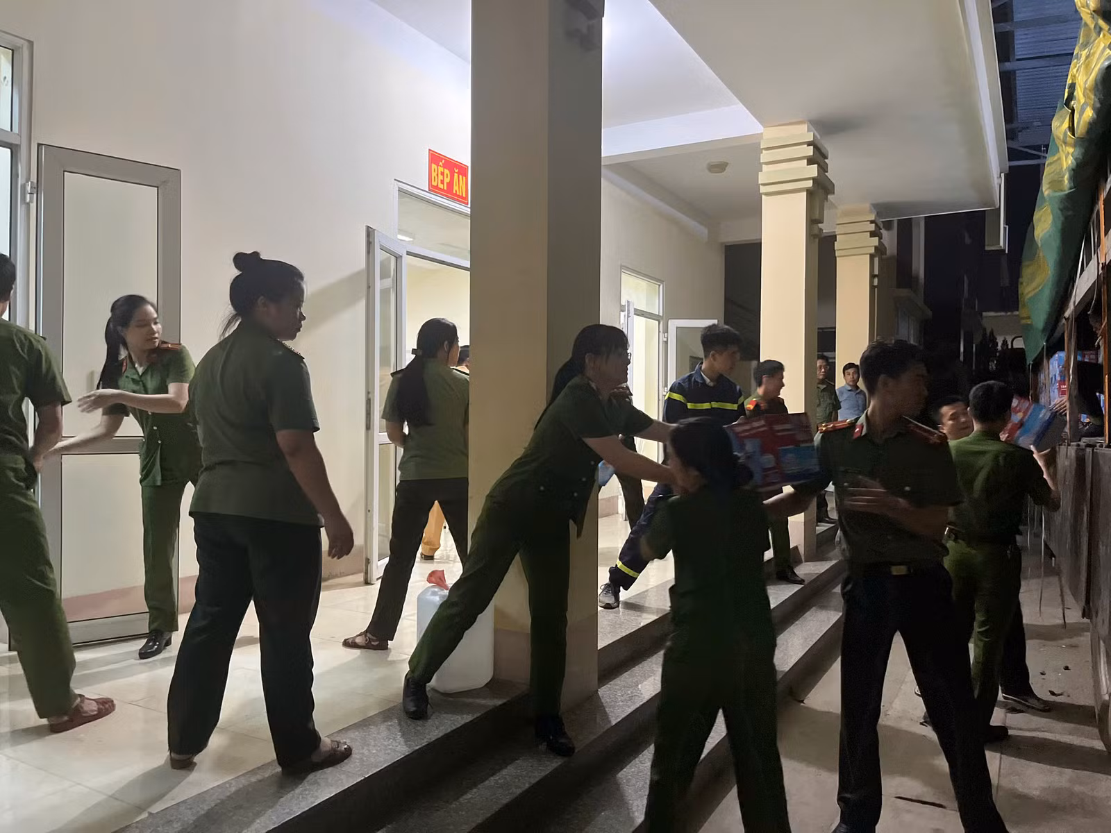 Lực lượng hậu cần cùng công an cơ sở làm viẹc xuyên ngày đêm tiếp tế lương thực cho người dân.jpg
