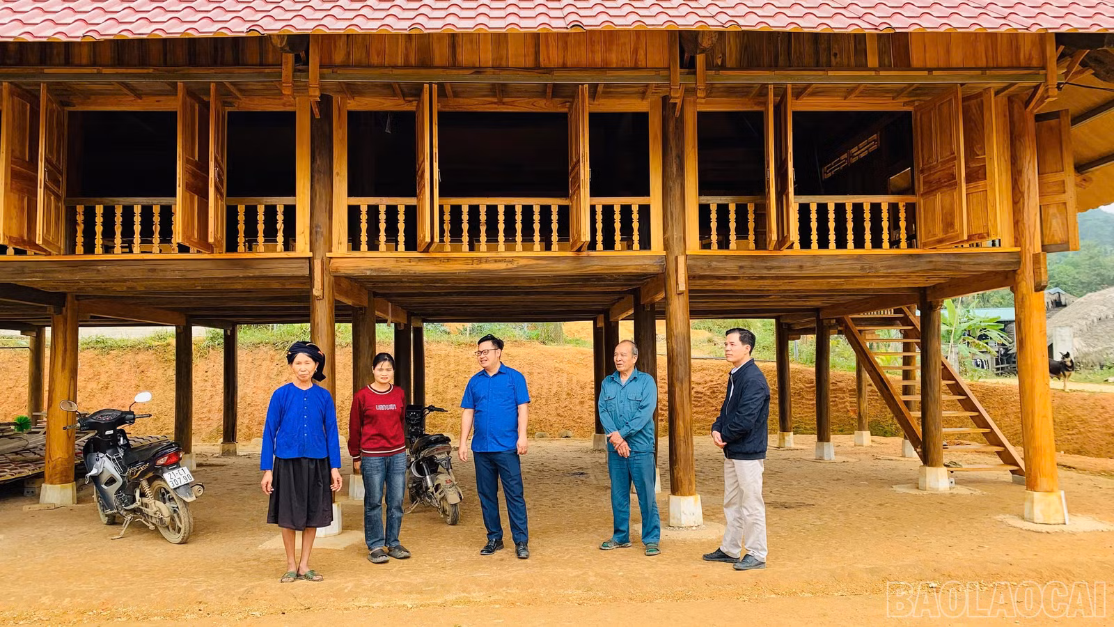 baolaocai-br_ngoi-nha-moi-hoan-thanh-cua-gia-dinh-ong-cam-van-phim-thon-3-xa-muong-lai-thuoc-dien-di-doi-khan-cap.jpg