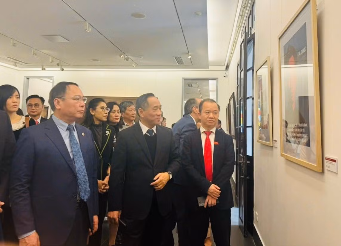 Các đại biểu tham quan triển lãm.