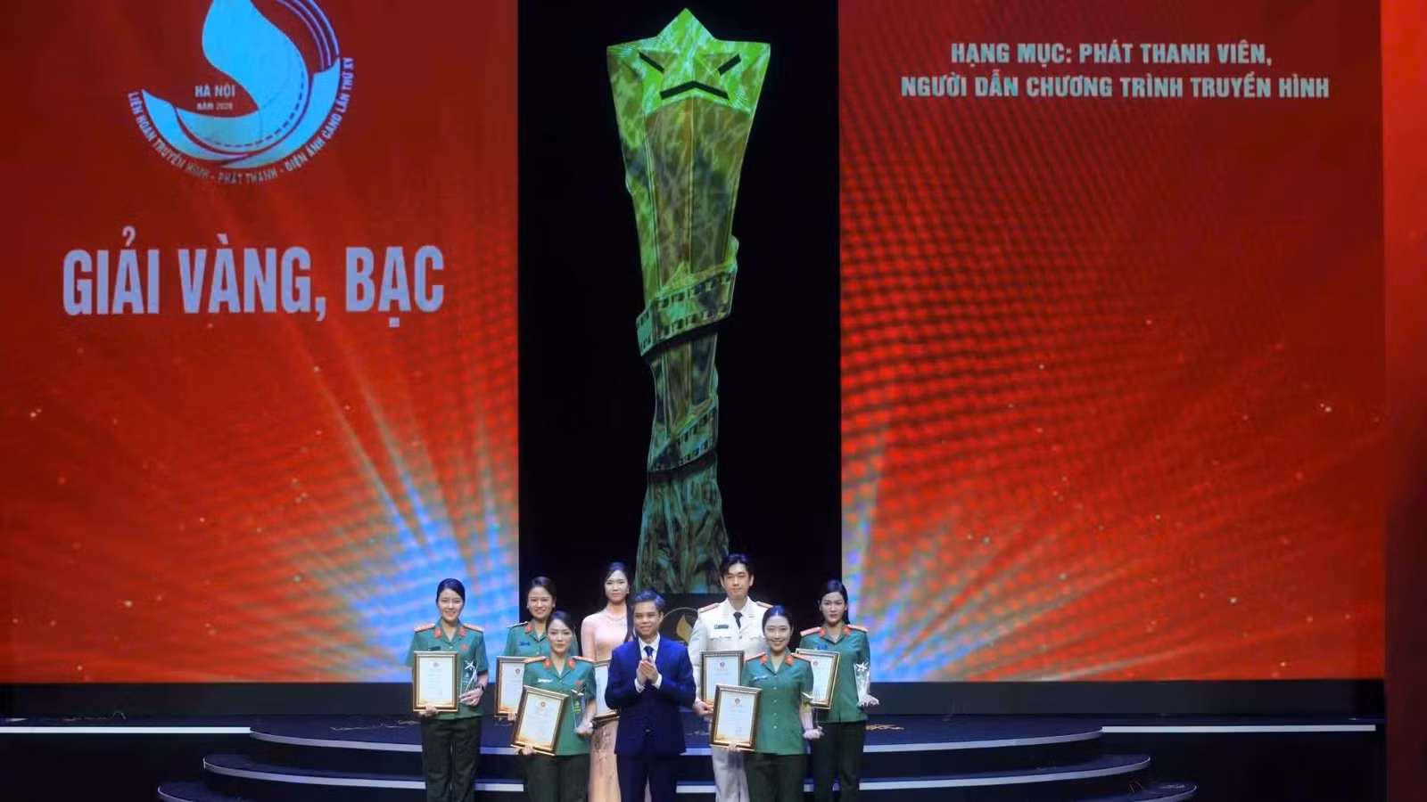 Ban tổ chức trao giải Vàng, Bạc hạng mục Phát thanh viên, người Dẫn chương trình truyền hình. (Ảnh: KIÊN PHẠM)