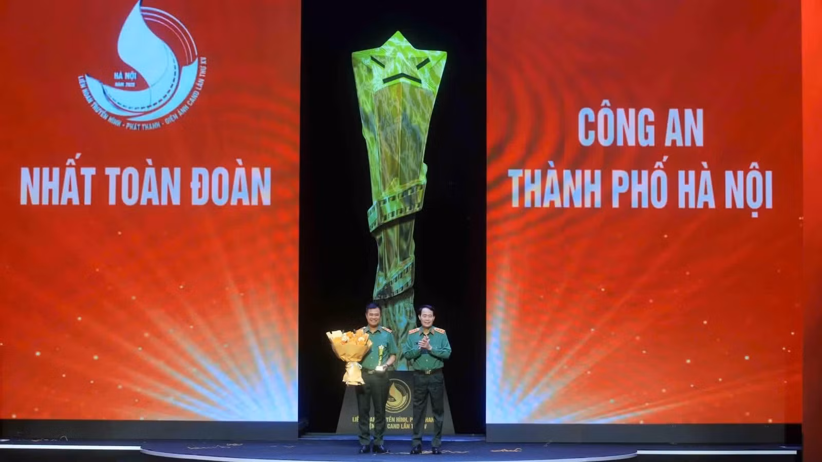 Thượng tướng Lê Quốc Hùng trao giải Nhất toàn đoàn tặng Công an thành phố Hà Nội. (Ảnh: KIÊN PHẠM)