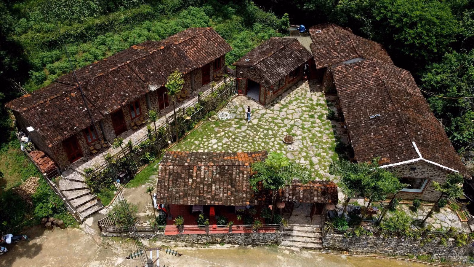 Bảo tồn, phát huy giá trị văn hóa, kiến trúc truyền thống của dân tộc Tày, Nùng, Mông, Lô Lô….tại các bản làng ven biên giới tỉnh Cao Bằng, đã hình thành nên mô hình các làng du lịch cộng đồng, giúp Cao Bằng trở thành điểm đến của du khách trong nước và quốc tế. Trong ảnh: Các ngôi nhà được lợp bằng ngói âm dương tạo nên nét riêng biệt của làng đá cổ Khuổi Ky (Trùng Khánh).
