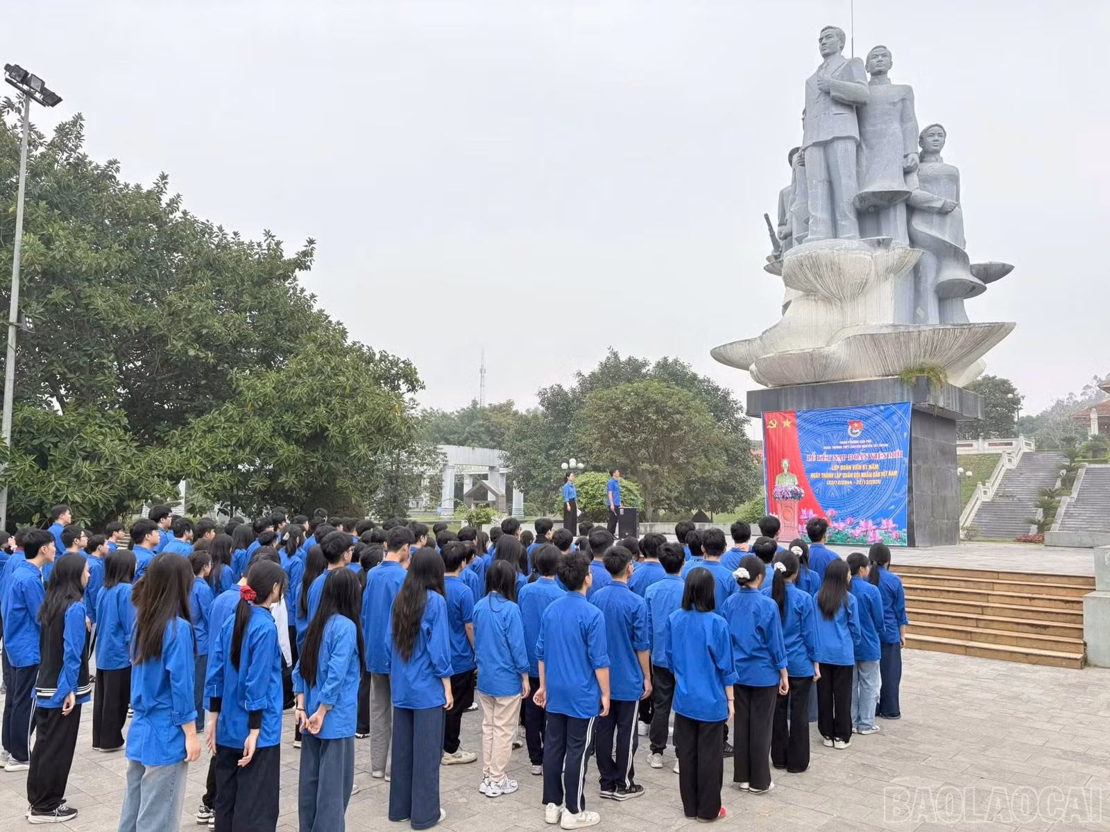 Quang cảnh của buổi lễ kết nạp Đoàn.