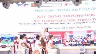 Giáo viên, học sinh tham gia đóng tình huống giả định về bão lũ, ngập lụt.