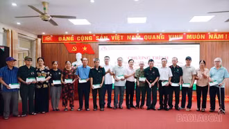Chi nhánh Ngân hàng Chính sách xã hội tỉnh Lào Cai trao tặng 150 triệu đồng tri ân người có công