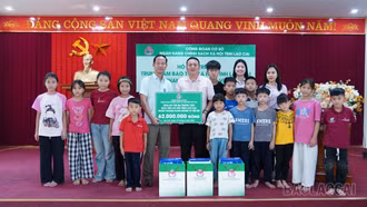 Công đoàn Ngân hàng Chính sách xã hội tỉnh trao quà cho trẻ em tại Trung tâm Công tác xã hội và Bảo trợ xã hội tỉnh
