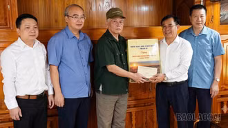 Đồng chí Trưởng ban Tổ chức Tỉnh ủy thăm, tặng quà gia đình người có công và thân nhân liệt sĩ xã Mường Lai