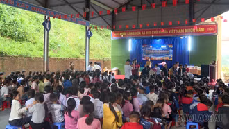 Ấm áp chương trình tình nguyện "Đông ấm cho em - nâng bước em tới trường”
