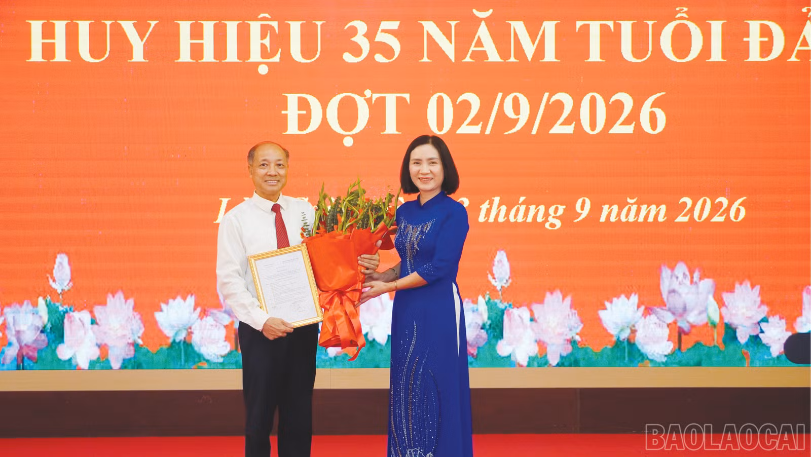 Đồng chí Lê Thị Thanh Bình - Ủy viên Ban Chấp hành Đảng bộ tỉnh, Phó Bí thư chuyên trách Đảng uỷ Các cơ quan Đảng tỉnh trao quyết định tặng Huy hiệu 35 năm tuổi đảng cho đồng chí Hứa Tân Hưng - Bí thư Đảng ủy Trường Chính trị tỉnh.