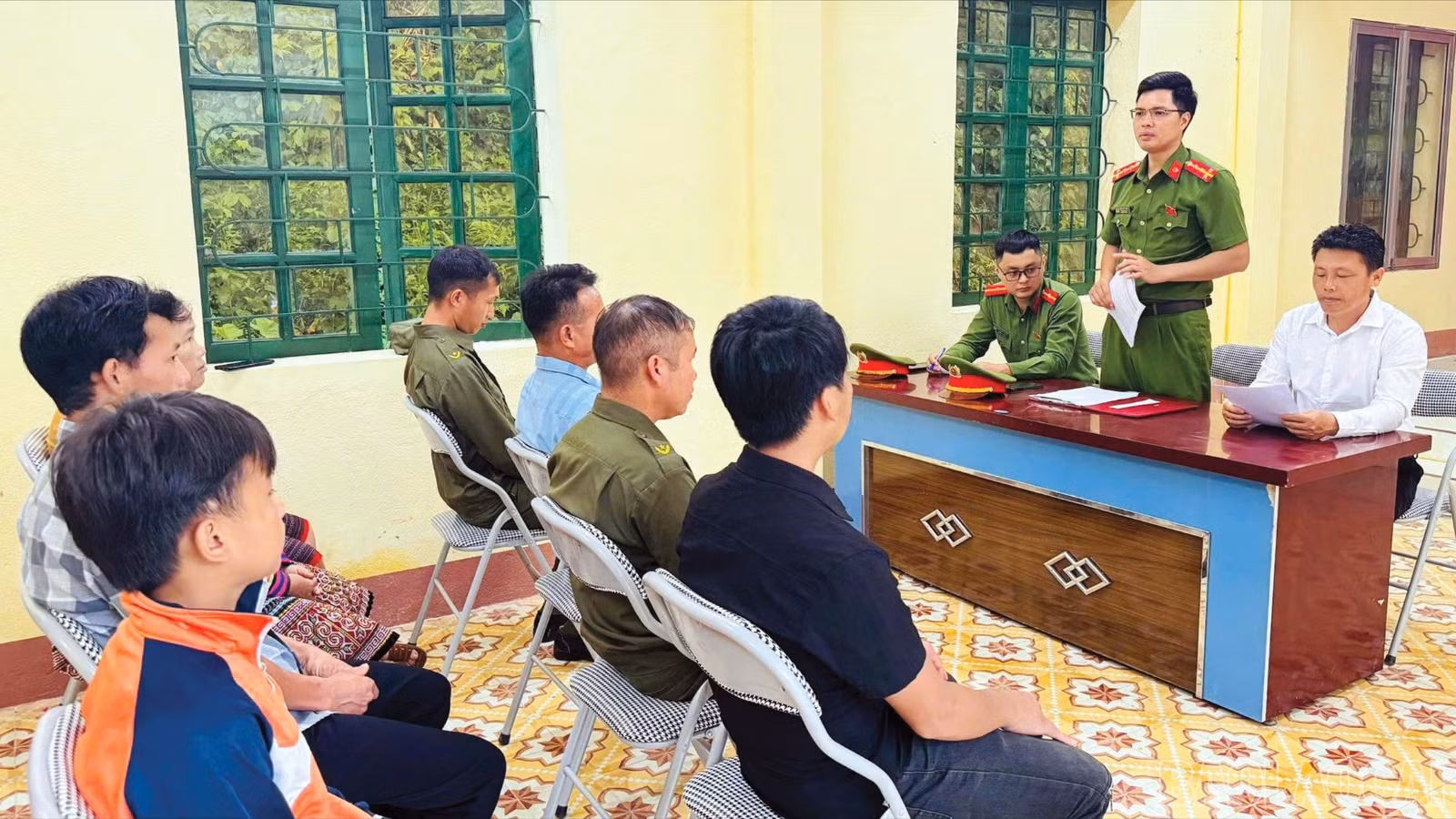 Công an xã Cát Thịnh tham gia họp tổ tự quản về an ninh trật tự, tuyên truyền pháp luật trong giáo họ Đồng Hẻo.